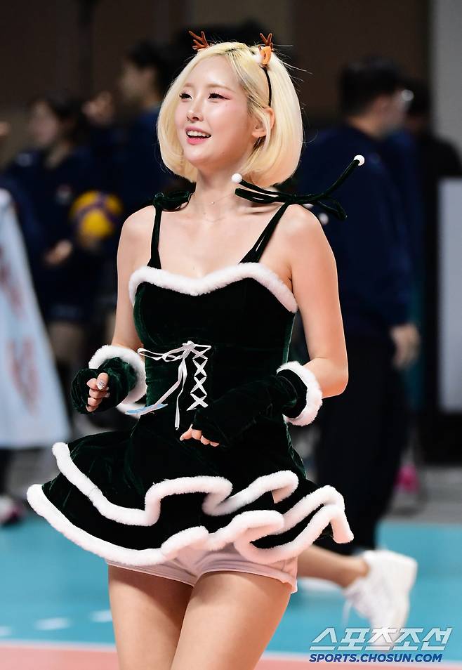 '산타걸' 변신. 신나는 무대.