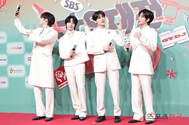 '2024 SBS 가요대전' 레드카펫 행사에 참석한 투모로바이투게더. 24.12.25. ⓒ이혜영 기자 lhy@hankooki.com