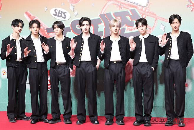 '2024 SBS 가요대전' 레드카펫 행사에 참석한 엔하이픈. 24.12.25. ⓒ이혜영 기자 lhy@hankooki.com