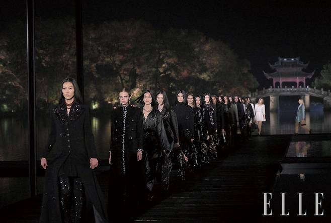 항저우의 서호를 배경으로 펼쳐진 샤넬의 2024/2025 공방 컬렉션 런웨이.