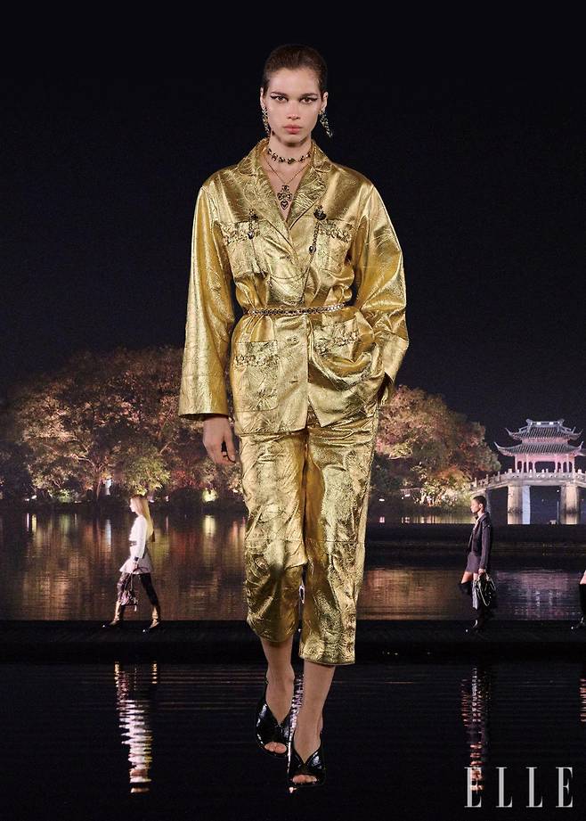 샤넬의 2024/2025 공방 컬렉션 룩.