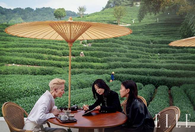 빔 벤더스 감독이 연출하고 브랜드 앰배서더 틸다 스윈턴과 신지뢰, 레아 도우가 출연한 공방 쇼 필름 스틸 컷.