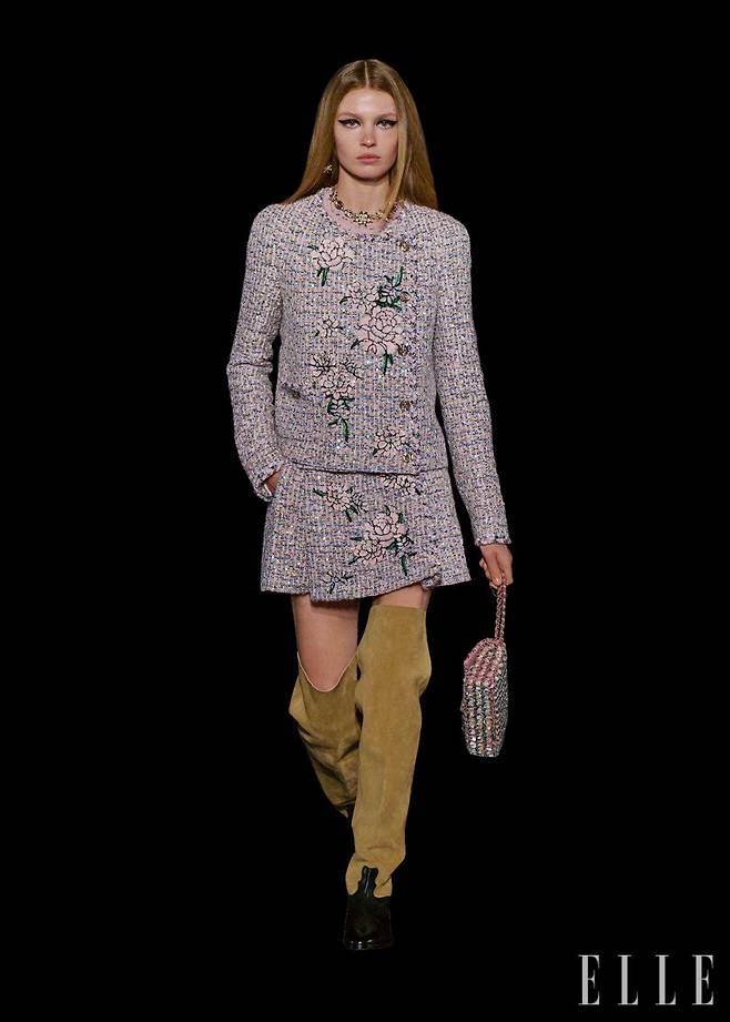 플라워 장식이 돋보이는 룩