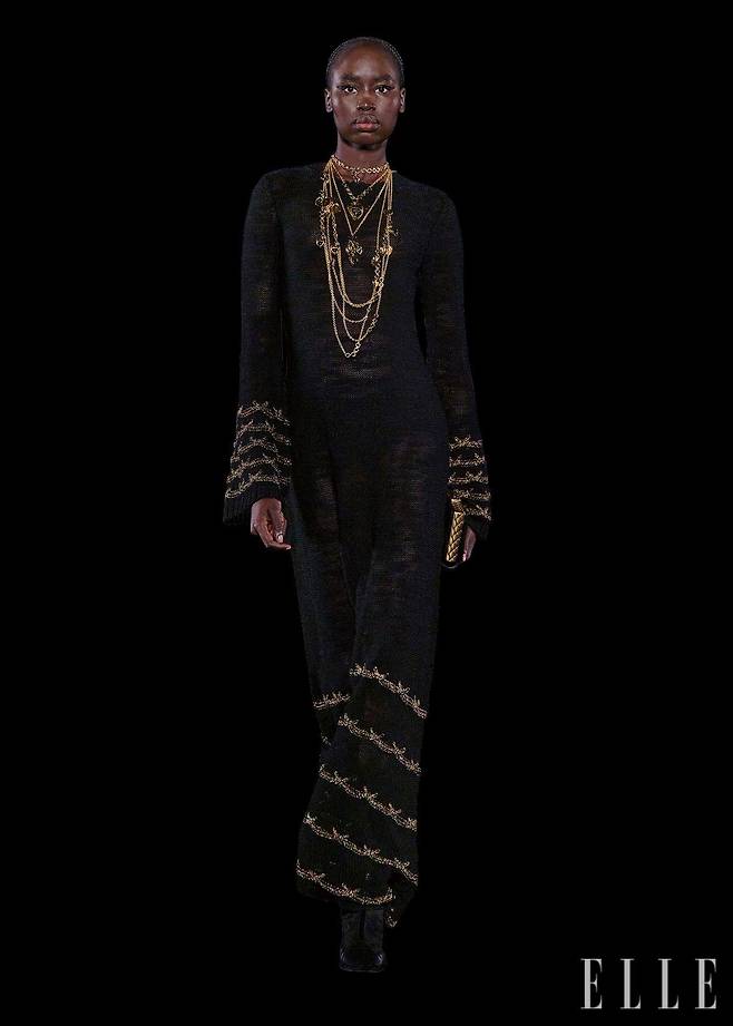 골드 레이스 장식의 드레스.