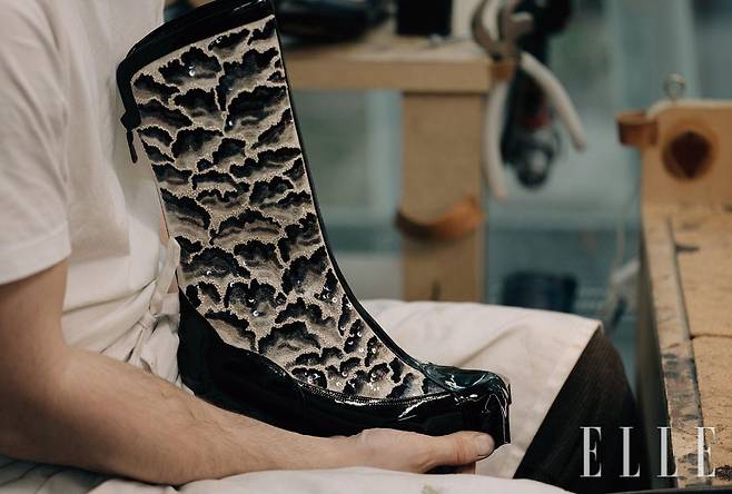 비즈와 스팽클을 활용해 산수화를 표현한 미드 카프 부츠.