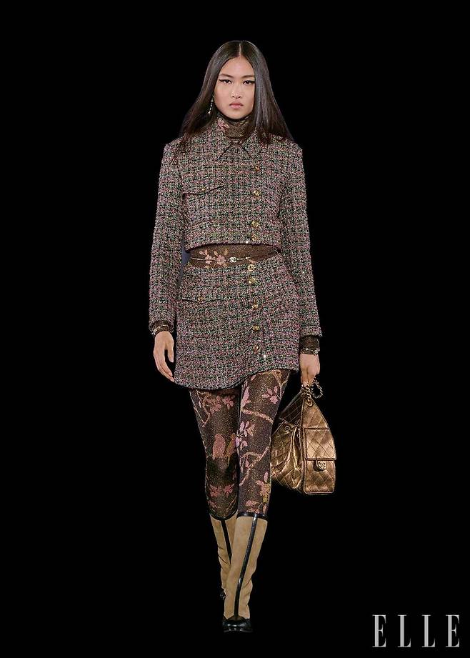 병풍 패턴 점프 수트와 레이어링한 트위드 세트업.