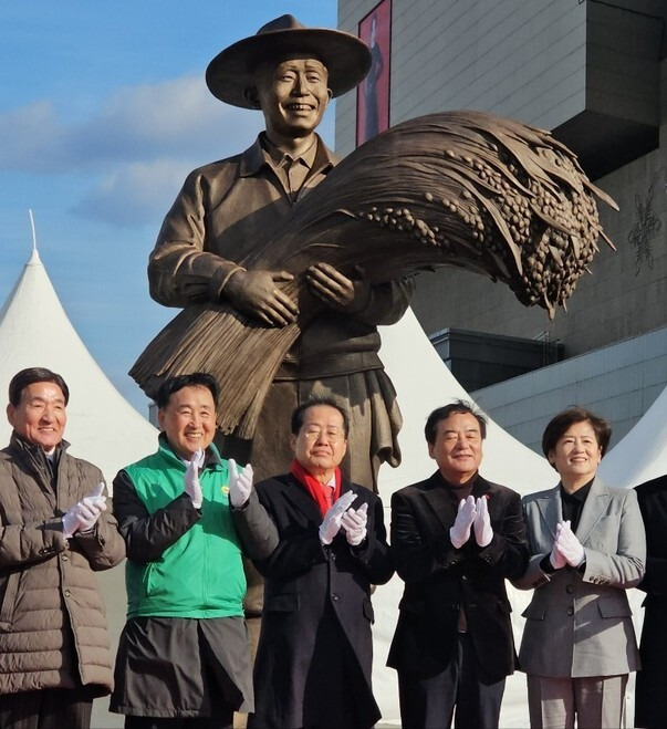 23일 오후 동대구역 광장에서 열린 ‘박정희 대통령 동상 제막식’에서 홍준표 대구시장(가운데)이 박수를 치고 있다. 김규현 기자