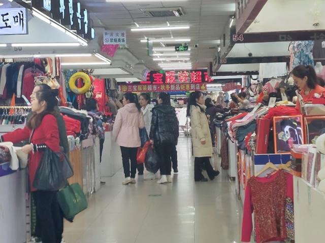 9일 중국 랴오닝성 단둥에 위치한 신류시장에서 북한 노동자들이 삼삼오오 짝을 지어 쇼핑을 하고 있다. 귀국하기에 앞서 샴푸, 속옷, 냄비 등 북한에서는 쉽게 구하기 어려운 각종 일용품을 구매하고 있었다. 단둥=조영빈 특파원