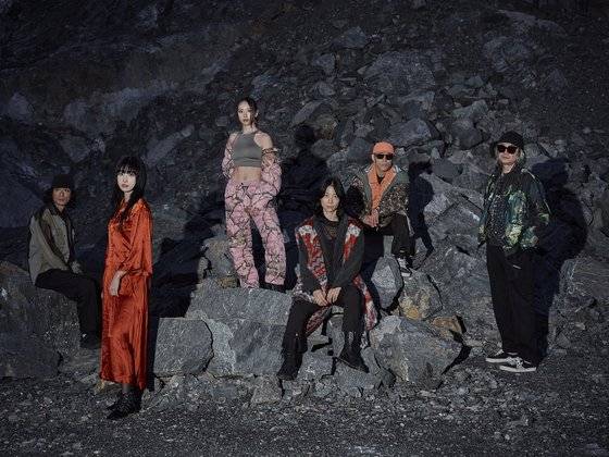 이날치는 판소리에 뿌리를 두고 여러 팝 음악을 시도하는 얼터너티브 팝 밴드다. 보컬 3인(안이호·전효정·최수인), 베이스 2인(장영규·노디), 드럼(이용진)으로 구성됐다. [사진 하이크]