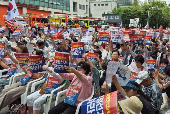 윤석열 대통령이 비상계엄의 명분으로 삼은 부정선거 의혹은 극우 진영의 단골 소재다. 이들은 보수진영이 승리한 선거는 문제 삼지 않고 패한 선거만 부정선거라고 주장한다. 2024년 7월 29일 수원지검 앞에서 전광훈 목사가 주도하는 부정선거 규탄 집회가 열리고 있다. [중앙포토]