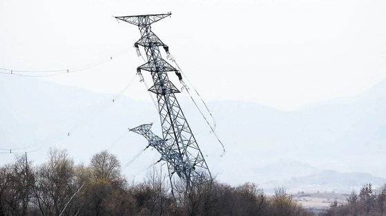 북한이 개성공단에 전력을 공급하고자 남측이 지어줬던 송전탑을 지난달 24일부터 철거하고 있는 가운데 군의 감시 자산에 지난달 30일 포착된 송전탑 붕괴 장면을 통일부가 지난 3일 언론에 공개했다. 연합뉴스