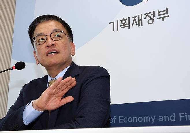 최상목 부총리 겸 기획재정부 장관이 23일 정부세종청사 기재부 기자실에서 출입기자단 간담회를 열고 있다. 연합뉴스