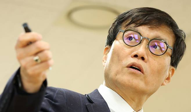 이창용 한국은행 총재가 23일 서울 동대문구 서울시립대 미래관에서 열린 한국국제경제학회 학술대회에서 통합정책 프레임워크를 주제로 기조연설을 하고 있다. 연합뉴스