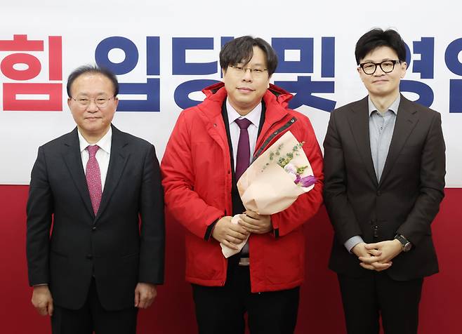 지난 1월8일 국회에서 열린 국민의힘 입당 및 영입 환영식에서 한동훈 비상대책위원장과 윤재옥 원내대표가 학교폭력 전문 변호사인 박상수 변호사에게 당 점퍼를 입혀주고 기념촬영을 하고 있다. 연합뉴스