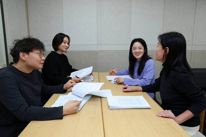 ‘2025 경향신문 신춘문예’ 소설 부문 정용준, 오은교, 강지희, 김인숙 심사위원(왼쪽부터)이 지난 18일 서울 정동 경향신문사 회의실에서 최종심사를 진행하고 있다. 정지아 심사위원은 줌으로 심사를 함께 했다. 정지윤 선임기자