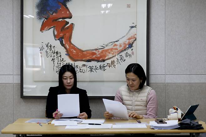 2025 경향신문 신춘문예 평론 부문 심사를 맡은 양윤의(왼쪽), 차미령 심사위원이 17일 서울 중구 경향신문사에서 응모작을 살펴보고 있다. 문재원 기자