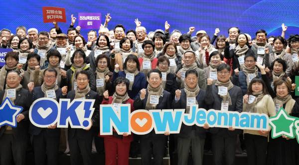 김영록 전남도지사가 지난 24일 무안 스카이웨딩컨벤션에서 열린 ‘2024년 전라남도 민원메신저 성과보고회’에서 참석자들과 기념촬영을 하고 있다. 전남도 제공