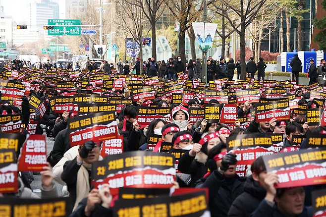전국금융산업노동조합 기업은행지부가 지난 17일 서울 중구 IBK기업은행 본점 앞에서 임금 관련 대규모 집회를 열고 있다. [사진 = 기업은행 노조]