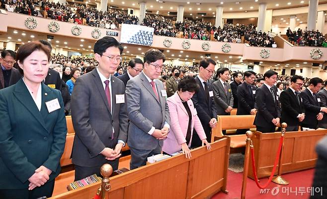 [서울=뉴시스]  권성동 국민의힘 당대표 권한대행 겸 원내대표와 이재명 더불어민주당 대표가 25일 서울 여의도 순복음교회에서 성탄예배를 드리고 있다. (사진=순복음교회 제공) 2024.12.25.