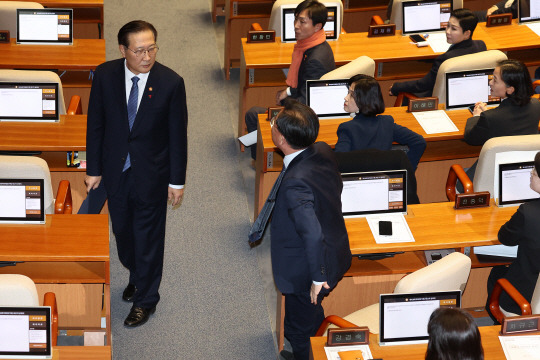 박성재(왼쪽) 법무부 장관이 지난 7일 국회 본회의에서 야당 의원들로부터 항의를 받고 있다. 연합뉴스