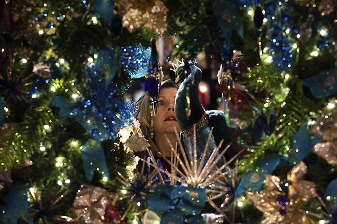 미국 워싱턴주 리븐워스에서 한 여성이 크리스마스 장식을 바라보고 있다. [AFP]