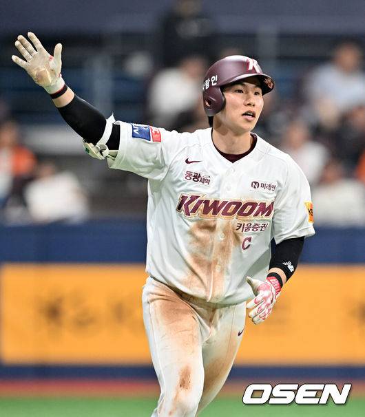 [OSEN=고척, 민경훈 기자] 연장 11회말 키움 김혜성이 우월 끝내기 홈런을 때린 후 그라운드를 돌고 있다. 2024.04.07 / rumi@osen.co.kr