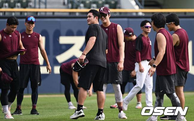 [OSEN=잠실, 조은정 기자] LG로 트레이드된 최원태가 안우진을 비롯한 키움 선수단과 인사를 나누고 있다. 2023.08.01 /cej@osen.co.kr