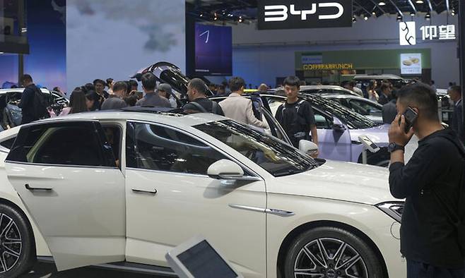지난 4월 26일 중국 베이징에서 열린 중국 오토쇼에서 관람객들이 비야디(BYD) 부스에서 자동차를 바라보고 있다. AP뉴시스