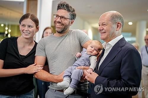 아기와 포즈 취하는 올라프 숄츠 독일 총리 [EPA=연합뉴스 자료사진]