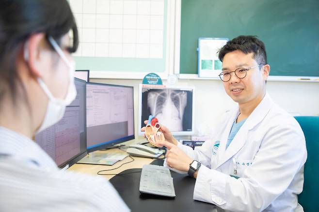강릉아산병원 심장내과 우영민 교수가 부정맥과 관련한 내용을 설명하고 있다.