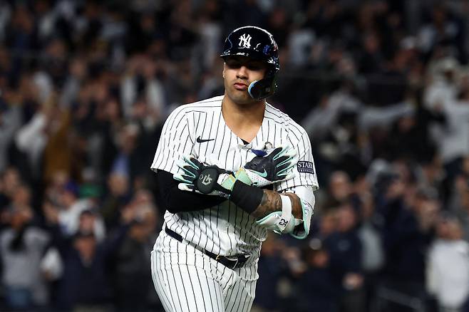 Oct 29, 2024; Bronx, New York, USA;  New York Yankees second baseman Gleyber Torres (25) reacts after hitting a three run home run against the Los Angeles Dodgers in the eighth inning during game four of the 2024 MLB World Series at Yankee Stadium. Mandatory Credit: Vincent Carchietta-Imagn Images







<저작권자(c) 연합뉴스, 무단 전재-재배포, AI 학습 및 활용 금지>