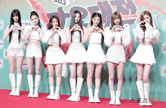 '2024 SBS 가요대전' 레드카펫 행사에 참석한 그룹 이즈나. 24.12.25. ⓒ이혜영 기자 lhy@hankooki.com