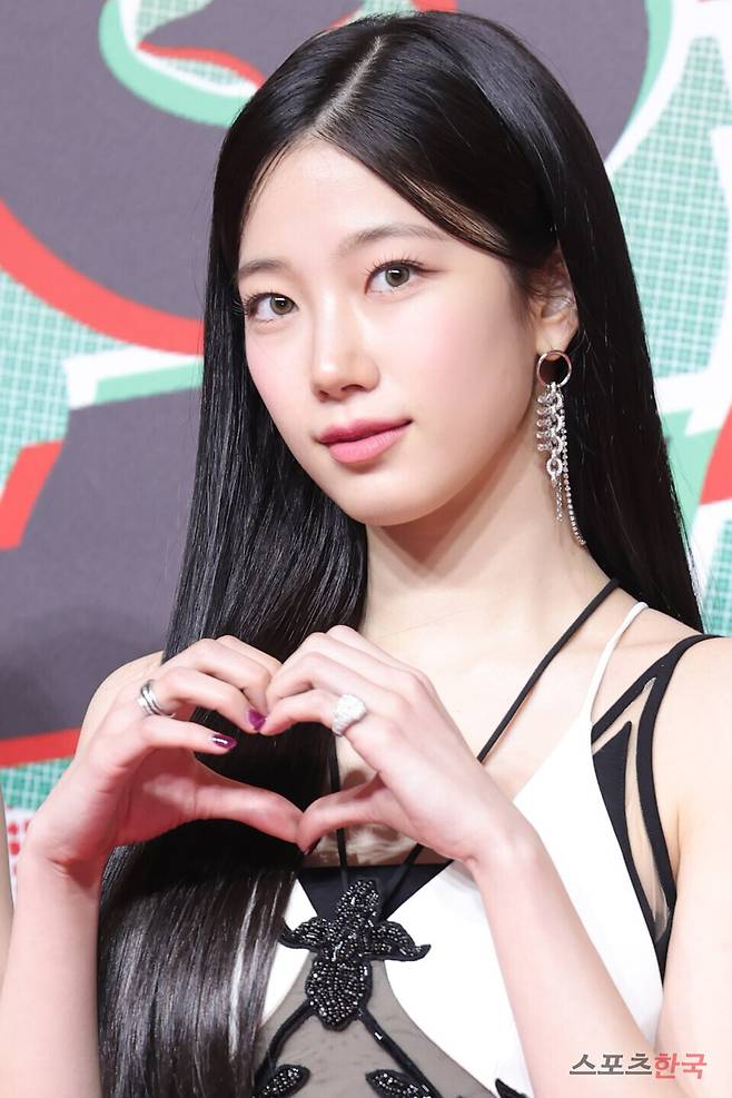 '2024 SBS 가요대전' 레드카펫 행사에 참석한 르세라핌 카즈하. 24.12.25. ⓒ이혜영 기자 lhy@hankooki.com