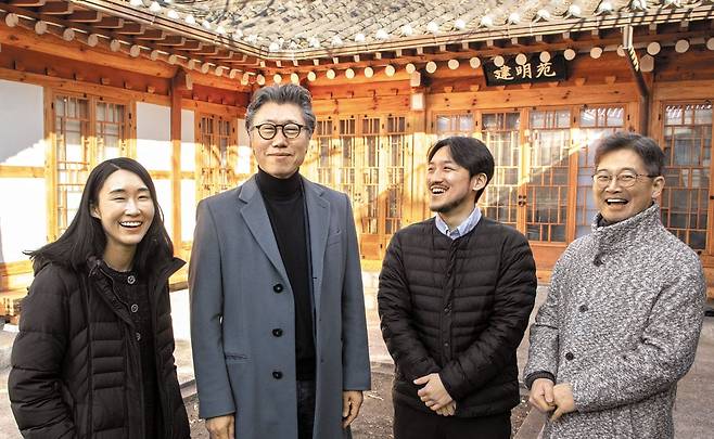 10주년을 맞는 서울 종로구의 인문·예술·과학 교육 기관 '건명원'의 한옥 뜰에서 교수와 학생들이 담소를 나누고 있다. 왼쪽부터 학생 정민정(9기)씨, 김개천 교수, 학생 주호준(10기)씨, 정하웅 교수. /박상훈 기자