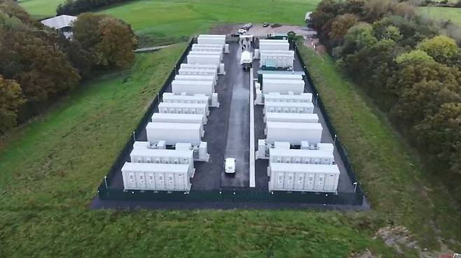 LS일렉트릭은 지난 22일(현지시간) 영국 보틀리(Botley) BESS 구축 사업 현장에서 한국해외인프라도시개발지원공사(KIND), 신한자산운용, 신한은행 등 프로젝트 관계자 20여 명이 참가한 가운데 준공식을 개최했다고 밝혔다. 사진은 보틀리 ESS 발전소 전경ⓒLS일렉트릭