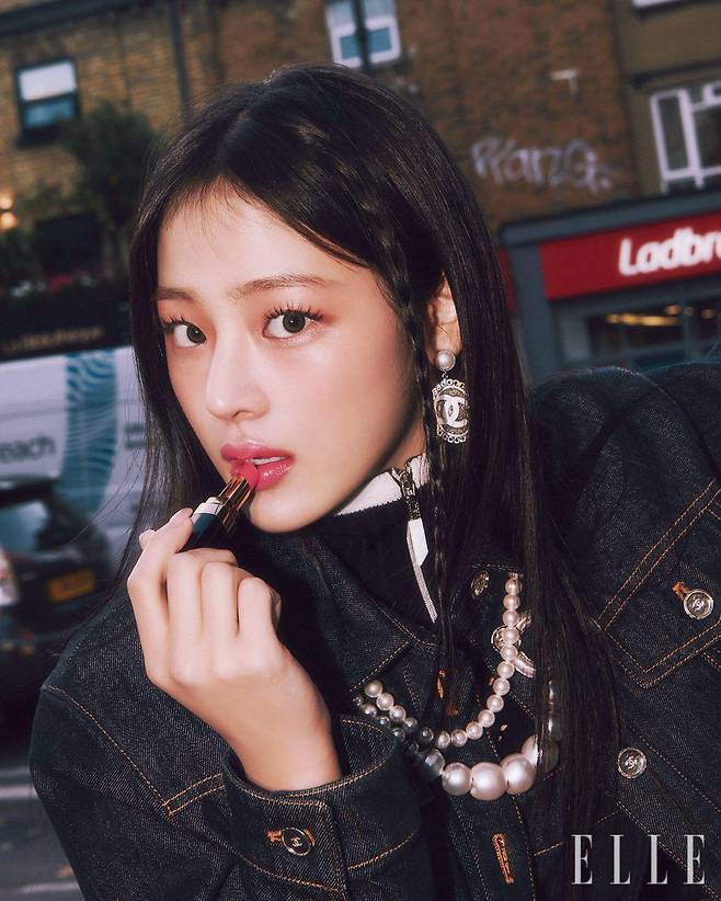 1960년대 런던을 대표하는 스타일 아이콘, 트위기에게서 영감을 얻은 청키한 속눈썹에 매치한 빛나는 소프트 핑크빛의 립! 고농축 피그먼트가 풍부하게 함유돼 더욱 매혹적이고 선명한 컬러를 표현하는 루쥬 코코 플래쉬, 118 프리즈, 5만9천원, Chanel. 데님 블루종과 블랙 풀오버, 펄 네크리스와 이어링은 모두 Chanel.