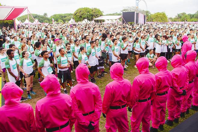 지난 14일(현지시각) 브라질 상파울루에서 ‘오징어 게임 시즌2’ 홍보를 위해 열린 달리기 행사 ‘라운드 6K 런’에서 참가자들이 준비하고 있다. 넷플릭스 제공
