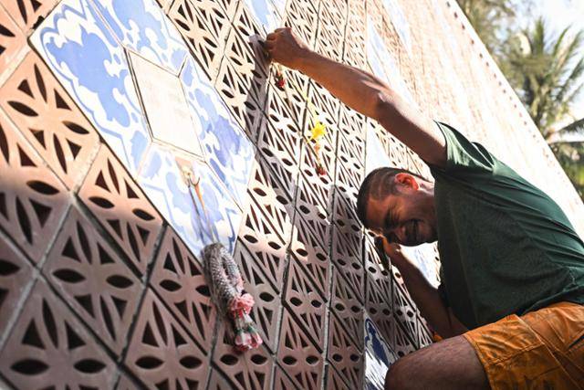 2004년 인도양 쓰나미 참사 20주기를 맞은 26일 태국 남부 푸껫의 팡가주 반남켐 쓰나미 추모 공원에서 한 유족이 오열하고 있다. 2004년 12월 26일 인도네시아 수마트라섬 북부 아체주 반다아체 앞바다 해저에서 규모 9.1의 강진과 함께 최고 높이 30m에 이르는 쓰나미로 수마트라섬 서부 해안을 비롯해 인도, 태국, 스리랑카, 말레이시아 등 인도양 연안 12개국에서 22만 명이 사망한 인류 역사상 최악의 재난이 발생했다. 반남켐=AFP 연합뉴스