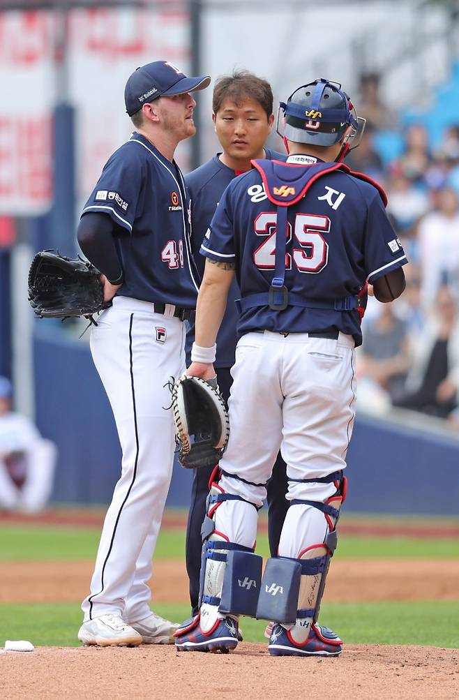 지난 6월 23일 투구 도중 어깨 통증을 느끼고 마운드를 내려간 브랜든 와델. 사진=두산 베어스 제공