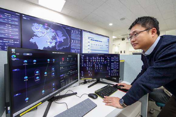 KT 직원이 통합 관제 플랫폼으로 양자 테스트베드의 통신망을 관제하는 모습 [사진=KT]