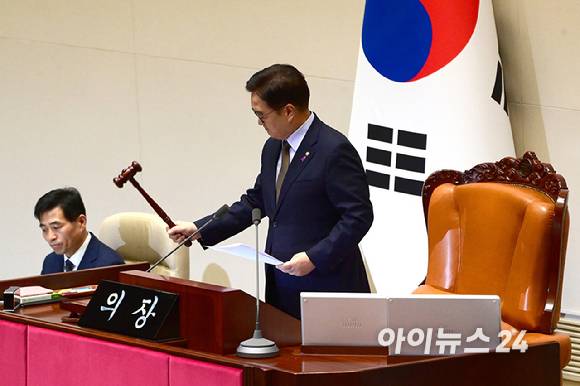 26일 서울 여의도 국회에서 열린 420회 국회(임시회) 제1차 본회의에서 국회 추천 몫인 마은혁, 정계선, 조한창 헌법재판소 재판관 선출안이 야당 주도로 통과되고 있다. [사진=정소희 기자]