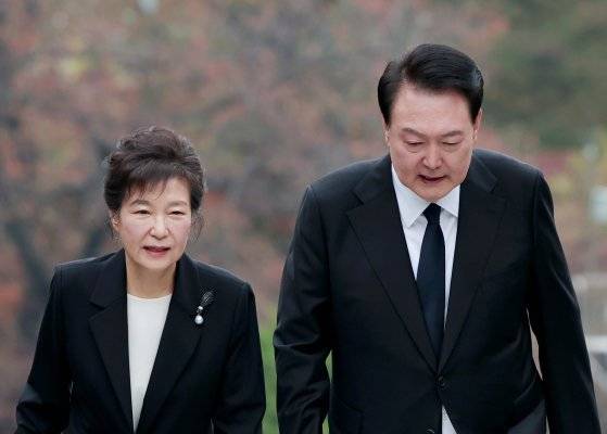 2023년 10월 26일, 박정희 전 대통령 서거 제44주기 추도식에 참석한 윤석열 대통령과 박근혜 전 대통령. 연합뉴스