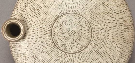 15세기 '분청사기 인화문 자라병'을 확대했다. 사진 가나문화재단