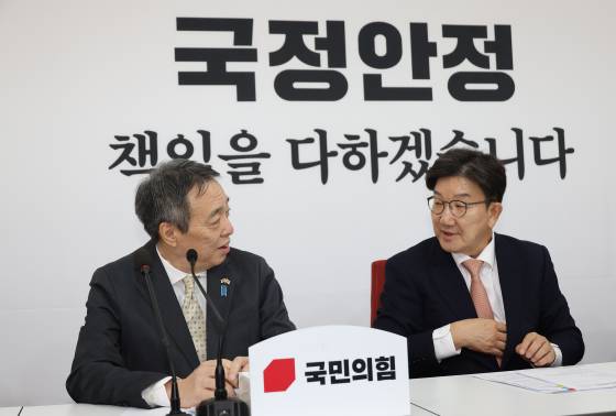 국민의힘 권성동 당 대표 권한대행 겸 원내대표가 26일 오전 국회에서 미즈시마 고이치 주한일본대사를 접견하고 있다. 연합뉴스