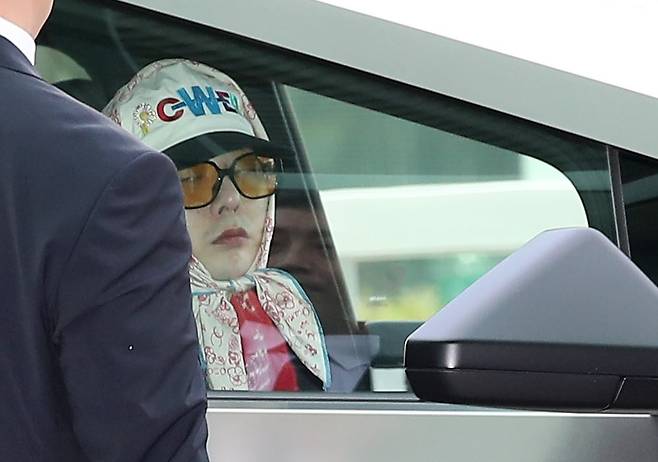 가수 지드래곤(GD)이 인천국제공항 2터미널에 도착해 테슬라의 전기 픽업트럭 '사이버트럭(Cybertruck)'에 앉아 있다. 뉴스1