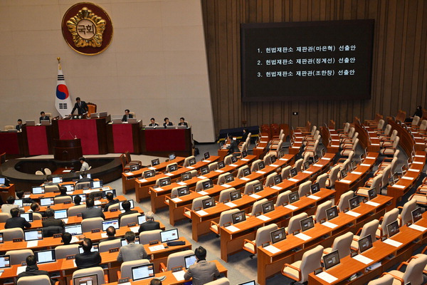 헌법재판관 3명의 임명동의안이 26일 국회 본회의에서 가결되고 있다. 국민의힘 의원 108명 중 조경태 김예지 김상욱 한지아 의원만 이날 표결에 참여했다.    김정록 기자 ilro12@kookje.co.kr