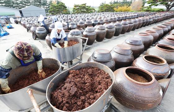 Korea's jang-making tradition was inscribed on Unesco's Intangible Cultural Heritage List on Dec. 4. [YONHAP]