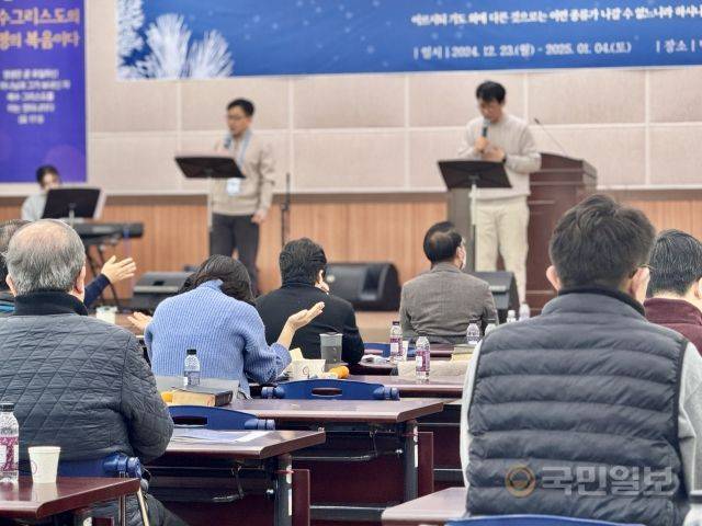 백석학원 교수들이 26일 충남 천안 백석연수원에서 열린 기독교학부 교수영성수련회에서 기도하는 모습.