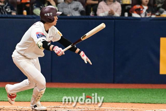 2024년 4월 6일 오후 서울 고척스카이돔에서 진행된 '2024 신한 SOL 뱅크 KBO 리그' KT-LG의 경기. 키움 김혜성이 1회초 1사 2루에서 안타를 때리고 있다./마이데일리