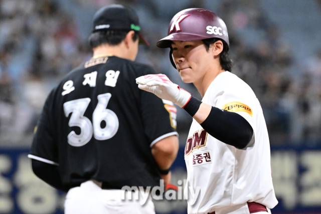 키움 김혜성이 1회말 무사 1,3루에서 적시타를 때린 뒤 기뻐하고 있다./마이데일리